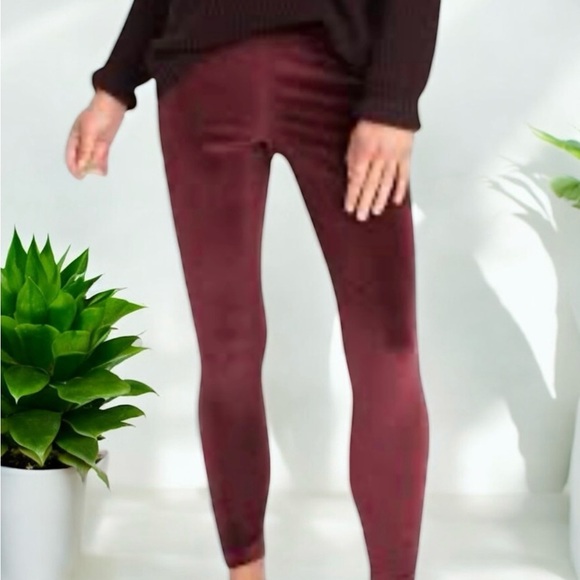 FREE 🆕Old Navy High Waisted Velvet Burgundy Leggings - Picture 1 of 10